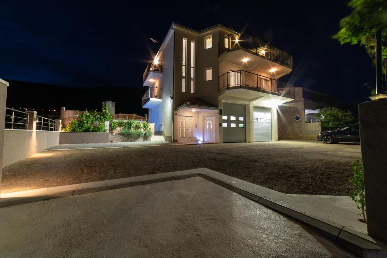 Holiday Home Chester With Heated Pool Kaštela Exterior foto