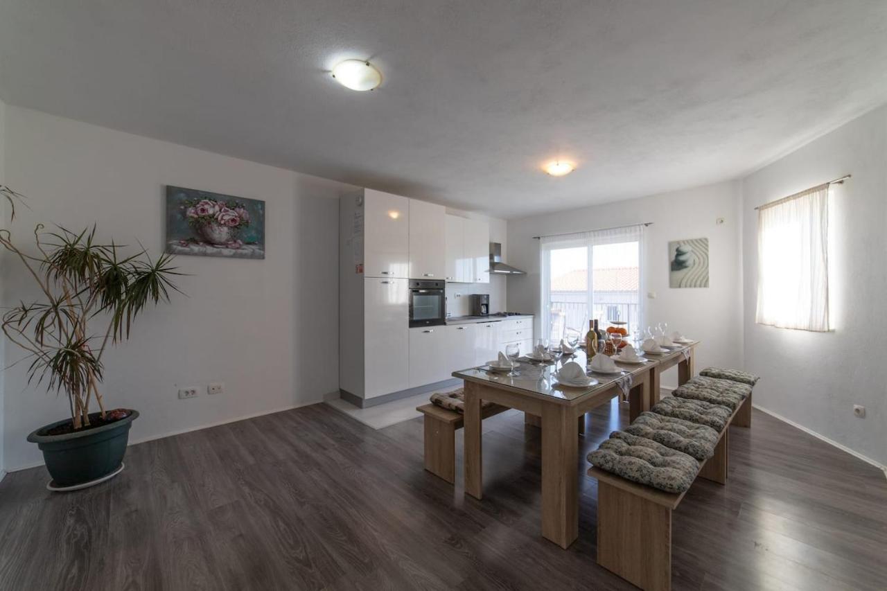 Holiday Home Chester With Heated Pool Kaštela Exterior foto