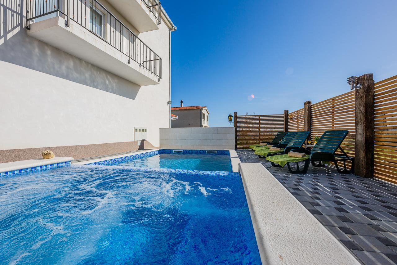 Holiday Home Chester With Heated Pool Kaštela Exterior foto
