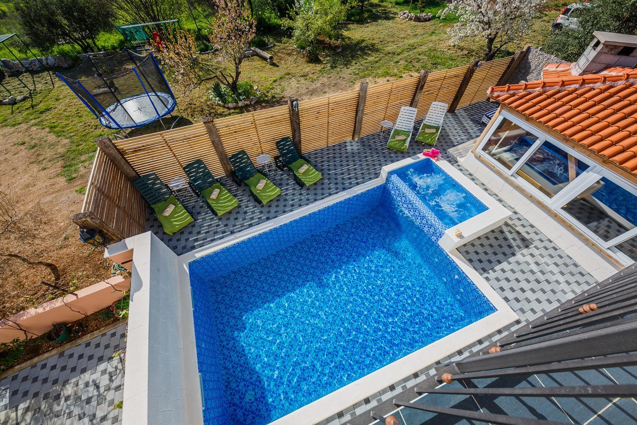 Holiday Home Chester With Heated Pool Kaštela Exterior foto